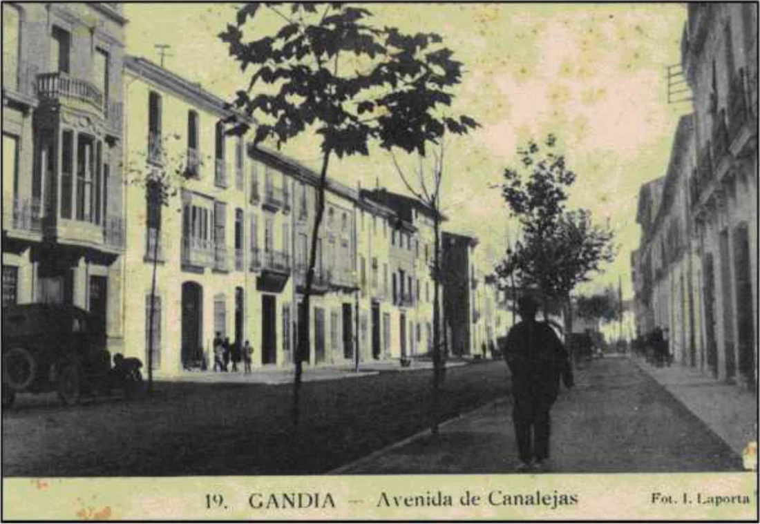Calle histórica con vehículos antiguos