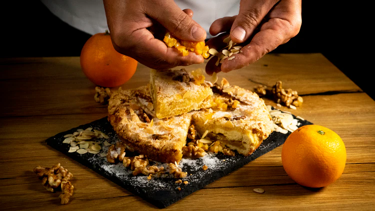 Manos preparando dulces artesanales